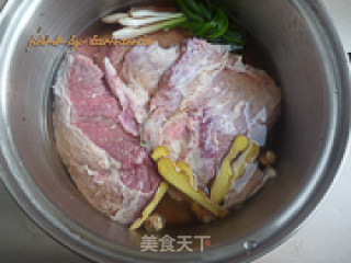 牛肉两吃的做法步骤：1