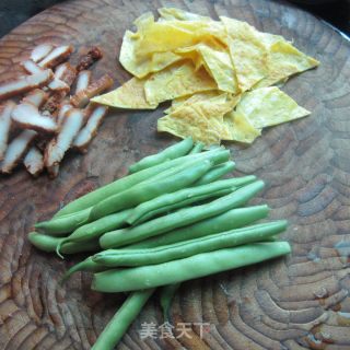 四季豆炒蛋皮的做法步骤：1