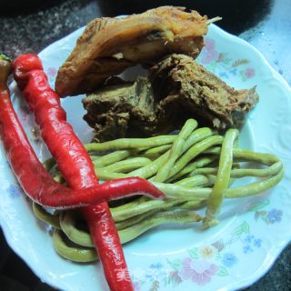 酸豆角炒腊鸡的做法步骤：1