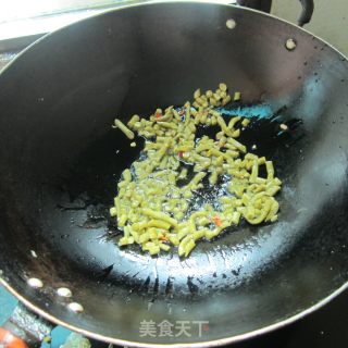 酸豆角炒腊鸡的做法步骤：3