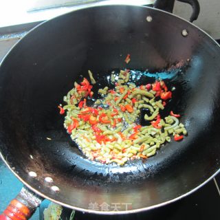 酸豆角炒腊鸡的做法步骤：4