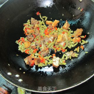 酸豆角炒腊鸡的做法步骤：5