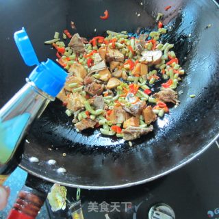 酸豆角炒腊鸡的做法步骤：6