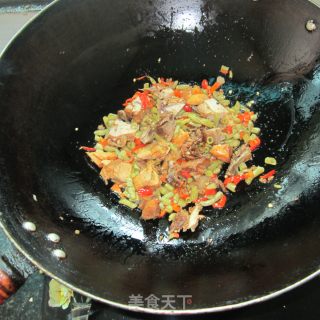 酸豆角炒腊鸡的做法步骤：7