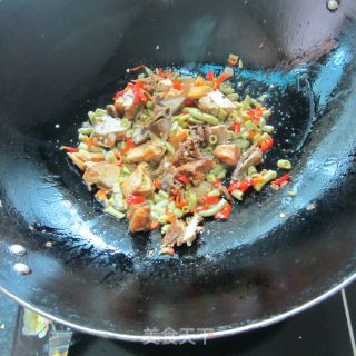 酸豆角炒腊鸡的做法步骤：8