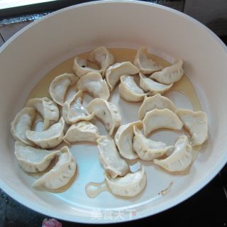 陶瓷锅煎饺子的做法步骤：2