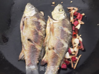 香辣甜鲜的豆瓣鲫鱼的做法步骤：6