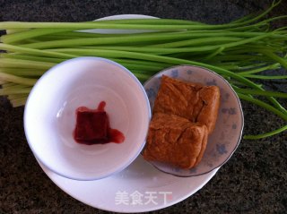 腐乳香芹炒豆干的做法步骤：1