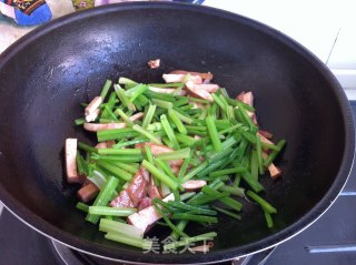 腐乳香芹炒豆干的做法步骤：7