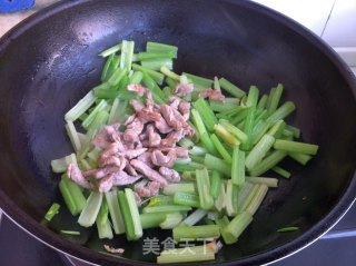 肉丝炒芹菜的做法步骤：6