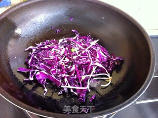 紫甘蓝炒米饭的做法步骤：2