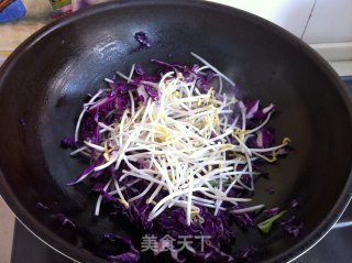 紫甘蓝炒米饭的做法步骤：4