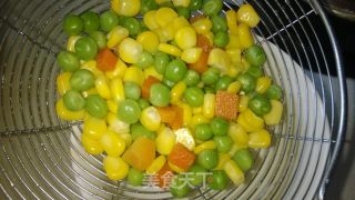 剩米饭巧利用——什锦火腿蛋炒饭的做法步骤：4
