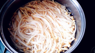 27的烹饪日记——洋葱炒金针菇的做法步骤：2