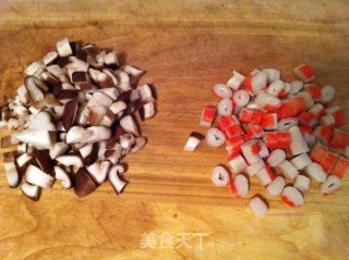 香菇海鲜炒饭的做法步骤：2