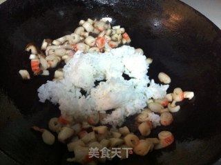 香菇海鲜炒饭的做法步骤：4