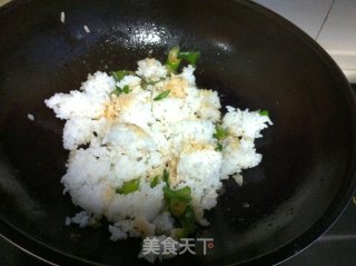 海鲜味的蛋炒饭的做法步骤：2
