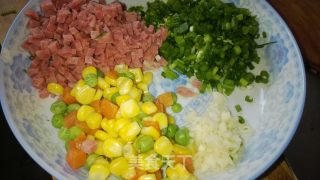 剩米饭巧利用——什锦火腿米饭蛋饼的做法步骤：1