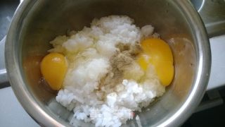 剩米饭巧利用——什锦火腿米饭蛋饼的做法步骤：2