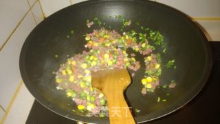 剩米饭巧利用——什锦火腿米饭蛋饼的做法步骤：4