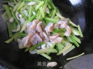 西芹百合炒虾仁的做法步骤：10