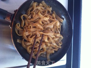 翅根炒河粉的做法步骤：6