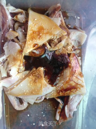 黑椒酱鱿鱼炒土豆的做法步骤：1