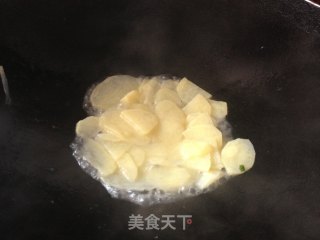 黑椒酱鱿鱼炒土豆的做法步骤：6