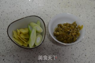 剁青椒蒸鲈鱼的做法步骤：1