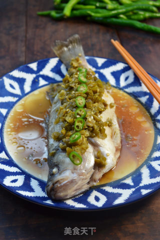 剁青椒蒸鲈鱼的做法步骤：6