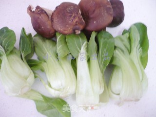 香菇油菜的做法步骤：1