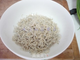 香辣银鱼干的做法步骤：1