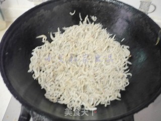 香辣银鱼干的做法步骤：4