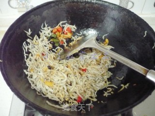 香辣银鱼干的做法步骤：8