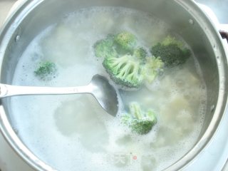 西兰花土豆浓汤的做法步骤：2