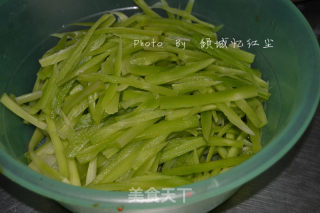 茄汁木耳莴笋丝的做法步骤：1