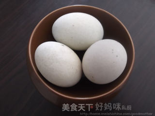 凉拌青椒皮蛋的做法步骤：1