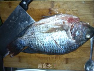 红烧罗非鱼的做法步骤：2