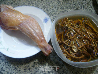 茶树菇烧腊鸡腿的做法步骤：1