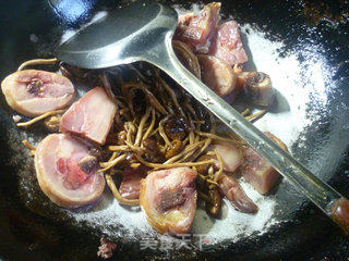 茶树菇烧腊鸡腿的做法步骤：5
