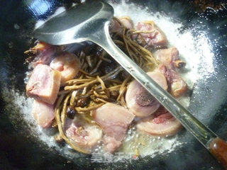 茶树菇烧腊鸡腿的做法步骤：7