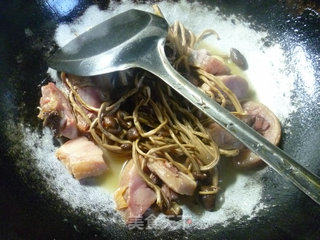 茶树菇烧腊鸡腿的做法步骤：10