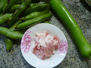 五花肉蚕豆炒夜开花的做法步骤：1