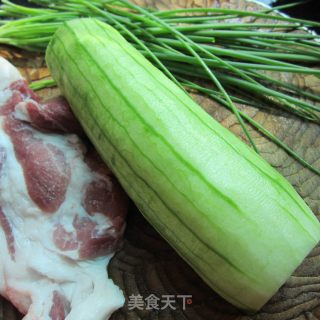 蒸肉末丝瓜的做法步骤：1