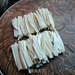 蒜米豆腐丝的做法步骤：2