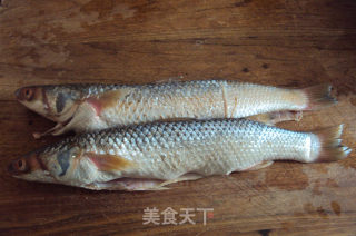 野山椒梭鱼汤的做法步骤：1