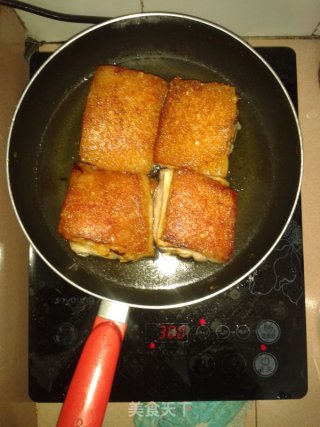 酸菜扣肉的做法步骤：1