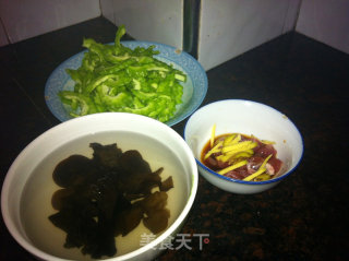快手菜：凉瓜肉丝的做法步骤：1