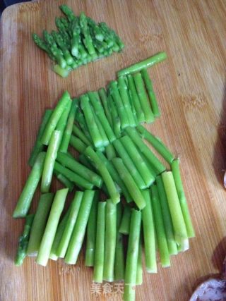 香肠炒芦笋的做法步骤：3