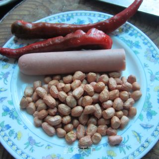 花生米炒火腿肠的做法步骤：1